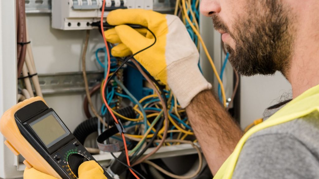 Manutenzione cabine elettriche MT/BT: cosa prevede la Norma CEI 78-17 e i requisiti del manutentore